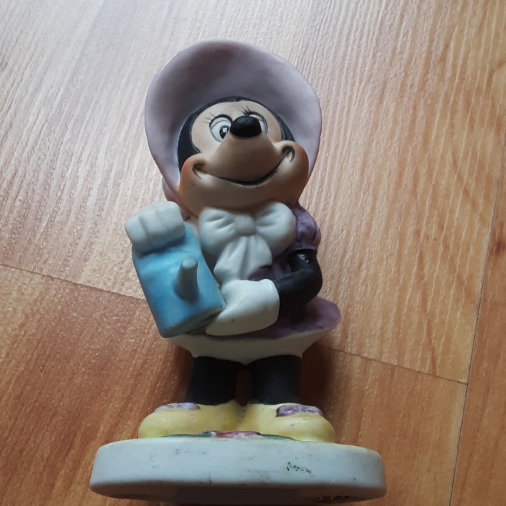 Vintage Minnie Mouse statue